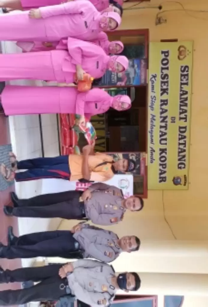 Peduli Warga Miskin, Polsek Rantau Kopar dan Bhayangkari Salurkan Bantuan
