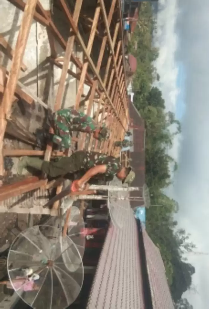 Tentara Bantu Warga  Benahi Pasar Sarulla