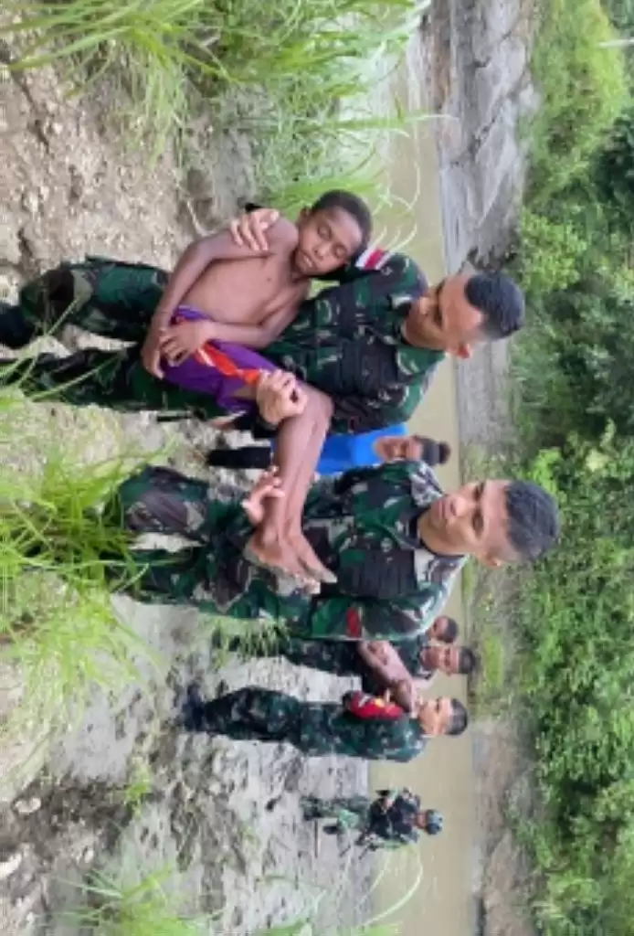 Satgas Pamtas Yonif 711 RKS Selamatkan 2 Anak Papua Tenggelam di Sungai