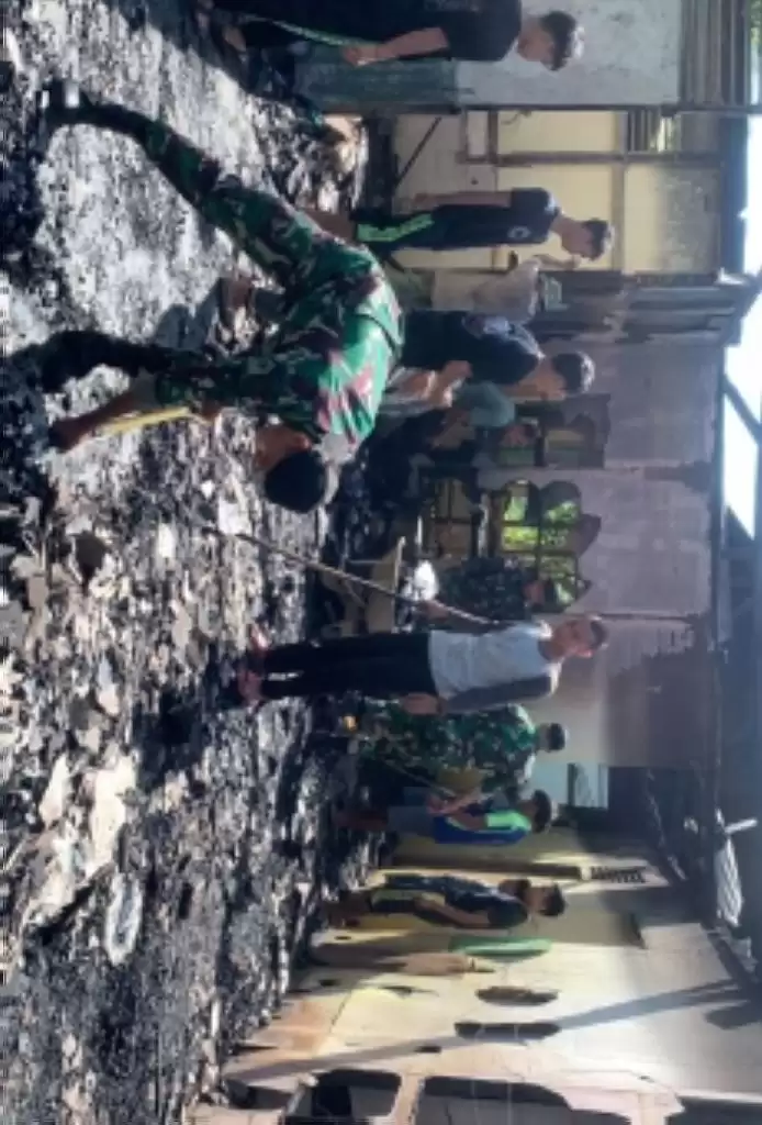 Prajurit Satgas Pamtas Yonif 645 GTY Bersihkan Puing-puing Bangunan Terbakar