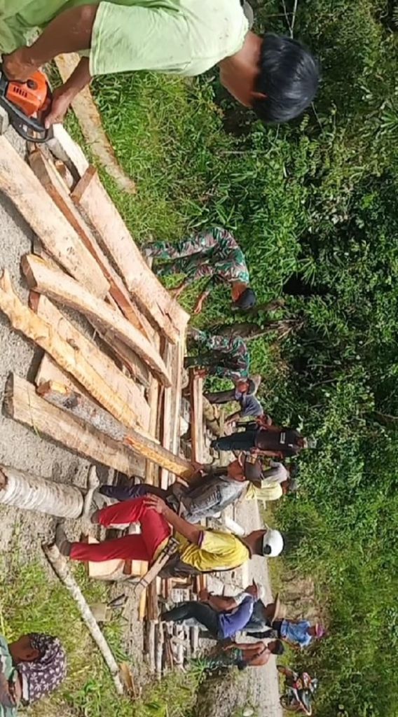 Satgas Pamtas Yonif 645 GTY Bersama Warga Bangun Jembatan Darurat