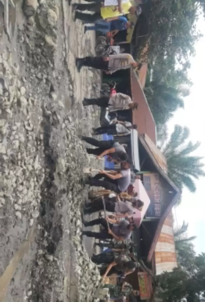 Sinergisitas TNI- Polri, Timbun Badan Jalan Rusak Parah di Langkat