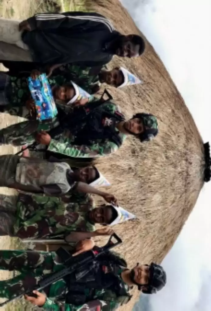 Anak Kepala Suku Kaget Didatangi Prajurit Kostrad, Kok Bisa!
