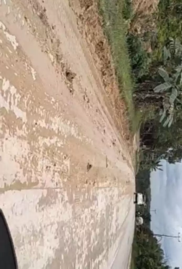 Ulah Projek Tanah Timbun Mitra PT PHR Bikin Jalan Pekanbaru-Duri Km 11 Berlumpur Dan Licin