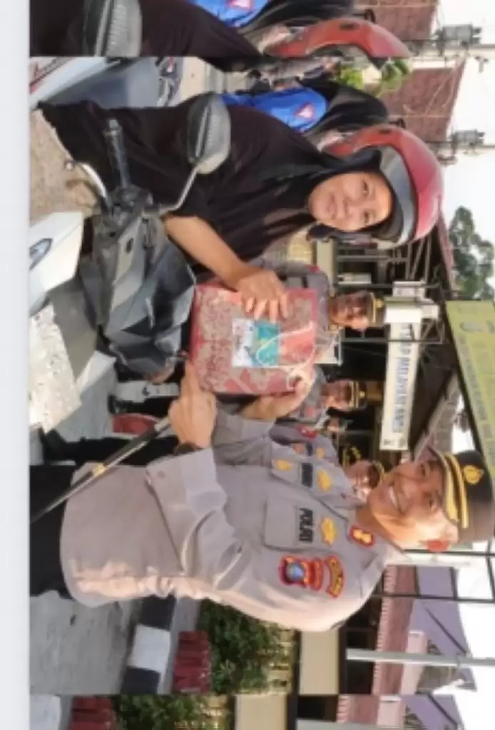 Kapolres Siantar Bersama Bhayangkari Berbagi Takzil, Diserbu Masyarakat