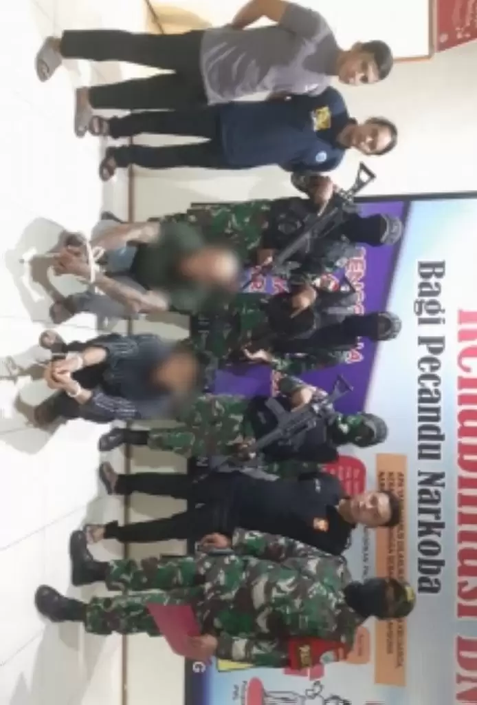 Satgas Pamtas Yonif 645 GTY Amankan 2 Orang Pelaku Kurir Sabu di Perbatasan