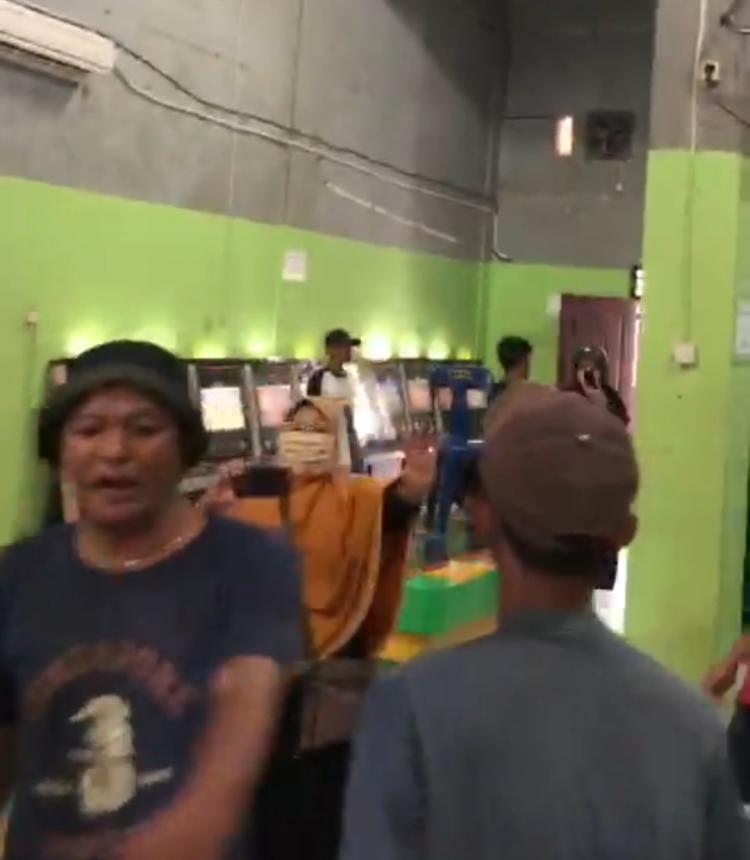 Emak-Emak Perwiritan di Desa Tandam Hilir Satu Grebek Lokasi Judi, Mesin Tembak Ikan Hancur Lebur