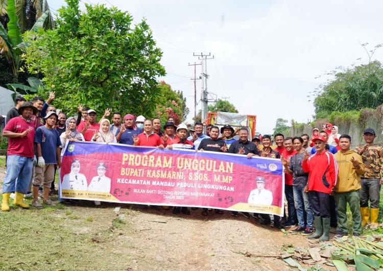 Camat Mandau dan Ketua Komisi IV Tinjau Goro Jalan Wonosobo di Talang Mandi