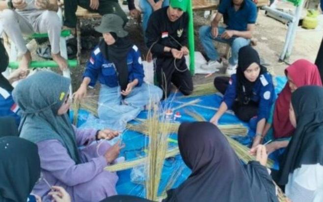 Emak-emak Diajari Bikin Piring Anyam Dari Limbah Sawit Bernilai Ekonomi