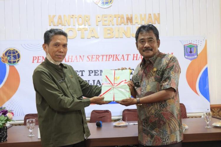 1226 Sertifikat Tanah Masyarakat Diserahkan Kantor Pertanahan Kepada Walikota Binjai