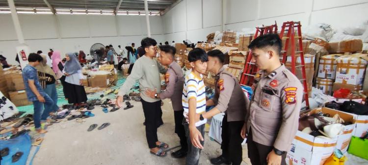 Polisi Kawal Ketat Pelipatan Surat Suara di Gudang Logistik KPU Pekanbaru
