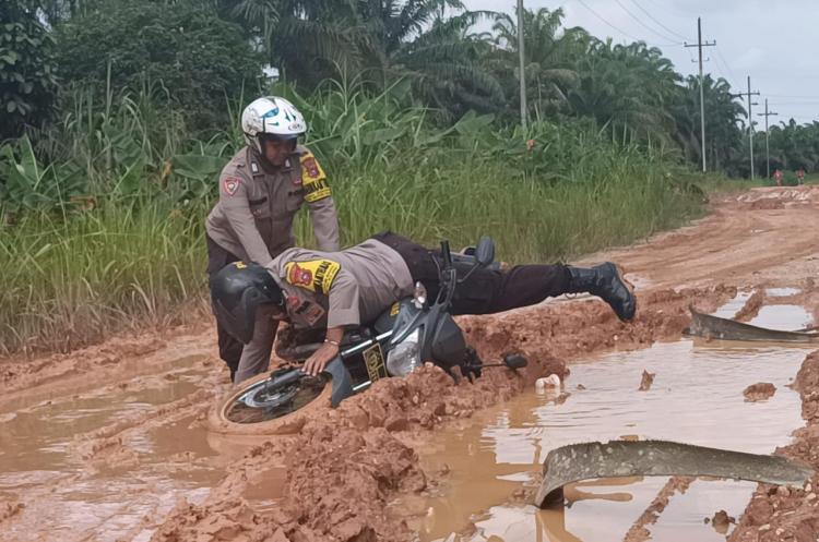Personel Polsek Mandau Jatuh Bangun di Jalan Bak 'Kubangan' ke Lokasi Cooling System