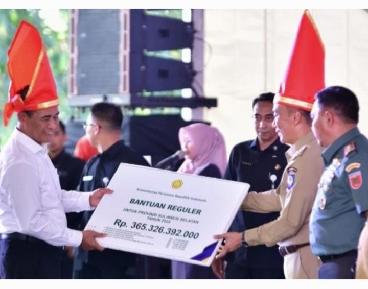 Lulusan SMA Sumringah di Sulsel Terima Beasiswa Pengembangan SDM Sawit dari Kementan RI