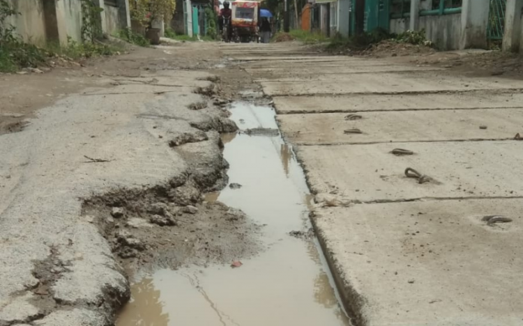 Satu Tahun Terbengkalai, Jalan Jermal 17 Penuh Lubang dan Rusak Parah dan  Membahayakan