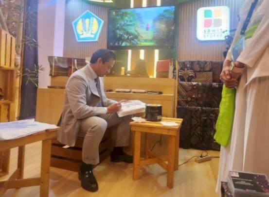 Wamenkeu RI Tak Hanya Membatik Tapi Membeli Batik Sawit di Bali