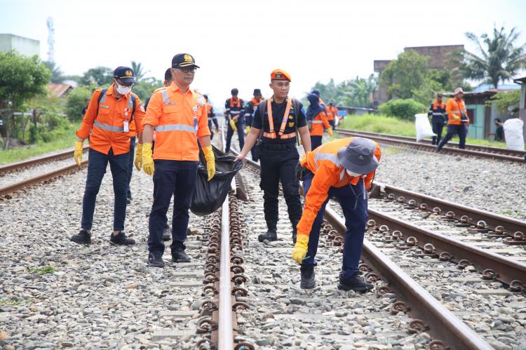 KAI Divre I Sumut Gelar Aksi Bersih Lintas di Sepanjang Jalur Medan-Bandar Kalipah