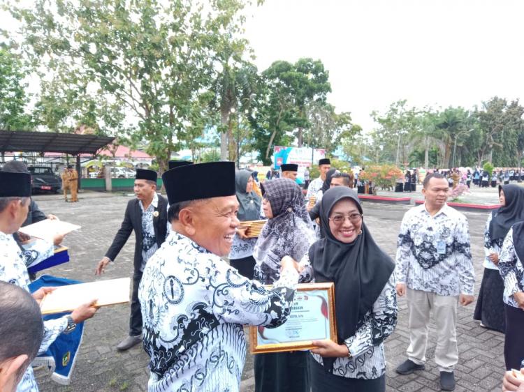 Pimpin Upacara, H Asmar: Selamat HGN dan HUT PGRI ke 79