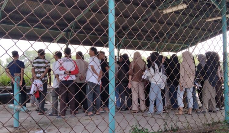 Sudahlah Pembayaran Tertunda, PPTK Bagikan Uang ke Anak-anak Paskibraka di Eks Halte Bus