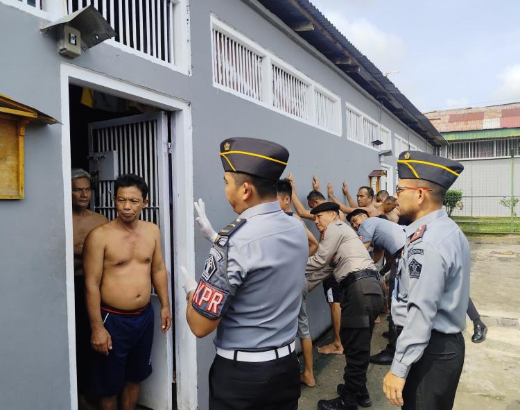 Rutan Rengat Gelar Giat Rutin Geledah Kamar WB dan Lakukan Tes Urine