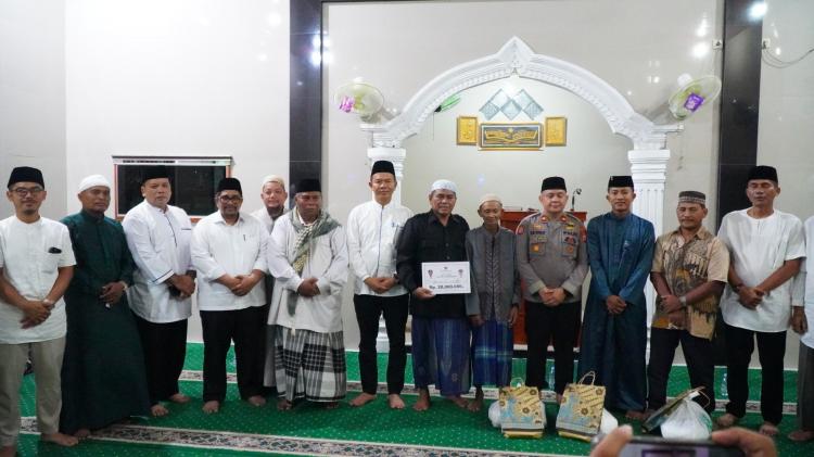 Sebar Tim Safari Ramadan, Sekda Salurkan Bantuan di Masjid Al Huda Stabat