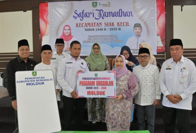 Di Kecamatan Siak Kecil Bupati Bengkalis Serahkan Perangkat Molduk Portable