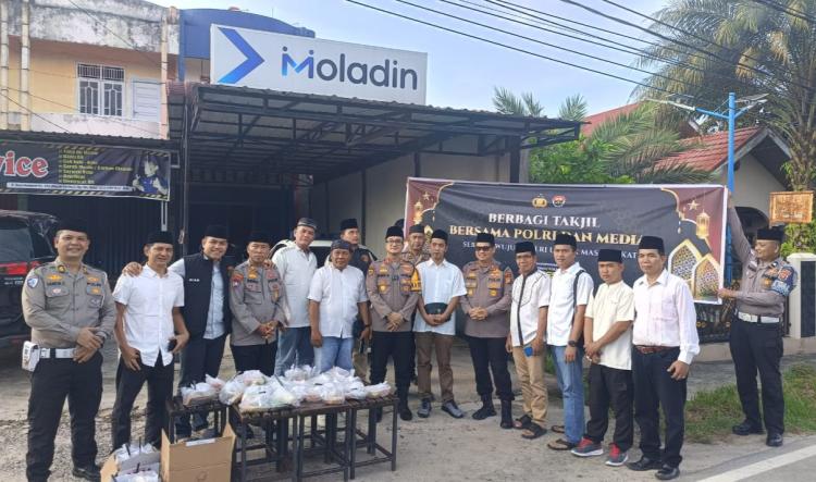 Buka Bersama Media dan Berbagi Takjil Gratis ke Warga Duri, Ini Harapan AKBP Budi Setiawan