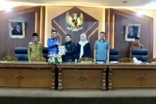 Bupati Batang Hari Menyerahkan Buku LKPJ Tahun Anggaran 2024 kepada Ketua DPRD