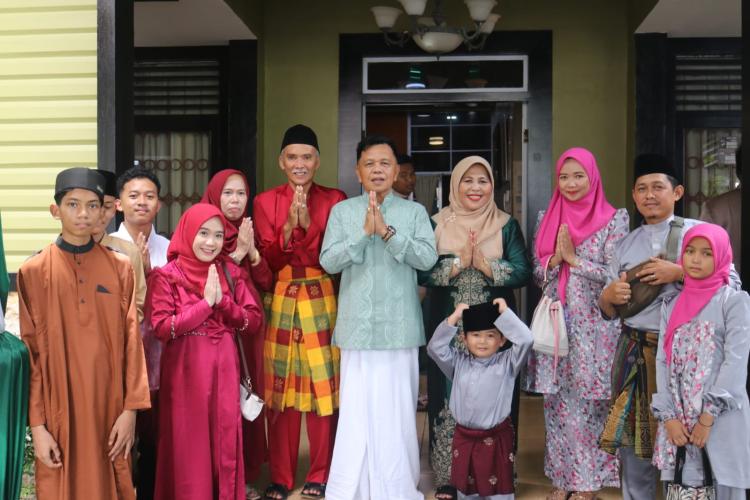 Lebaran 2025, Bupati dan Wakil Bupati Kepulauan Meranti Open House di Rumdis