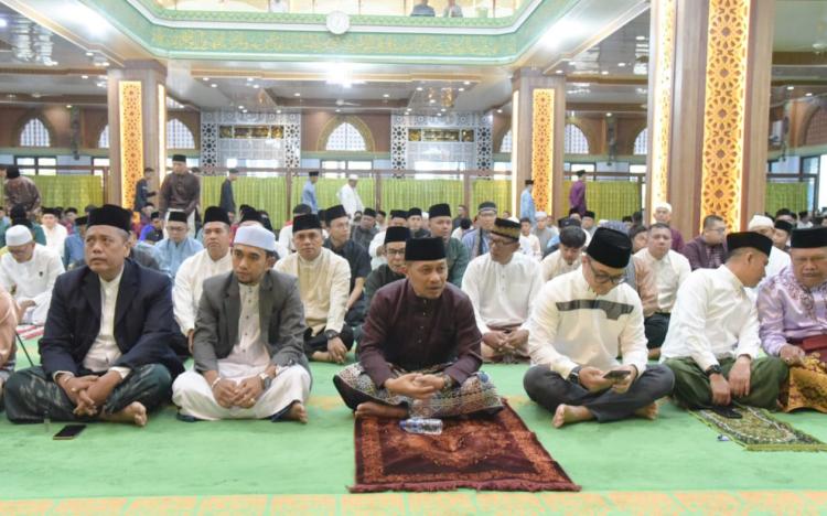 Bersama Ribuan Warga Wabup Bengkalis Salat Idul Fitri 1446 H di Masjid Agung Istiqomah