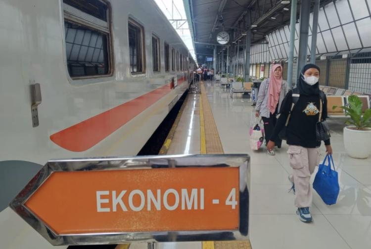 OTP Keberangkatan KAI Capai 99,38 Persen, Kedatangan 95,96 Persen hingga April 2025