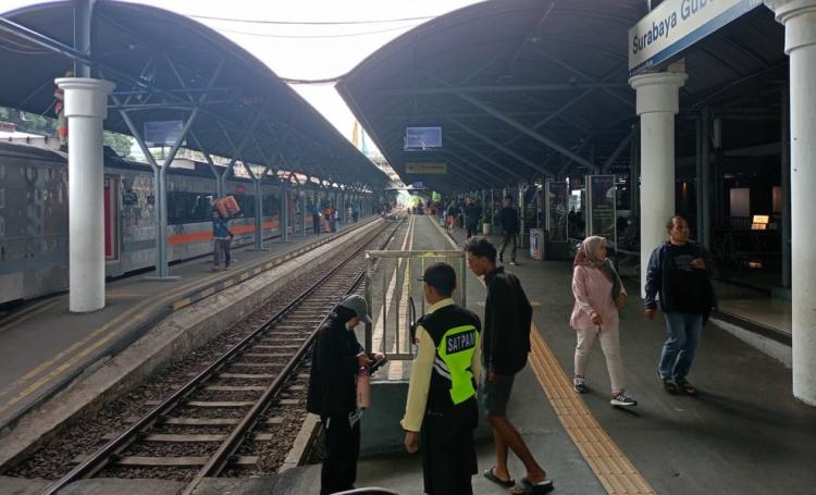 Total 212.734 Penumpang Gunakan KA Selama Libur Panjang Waisak di Daop 8 Surabaya