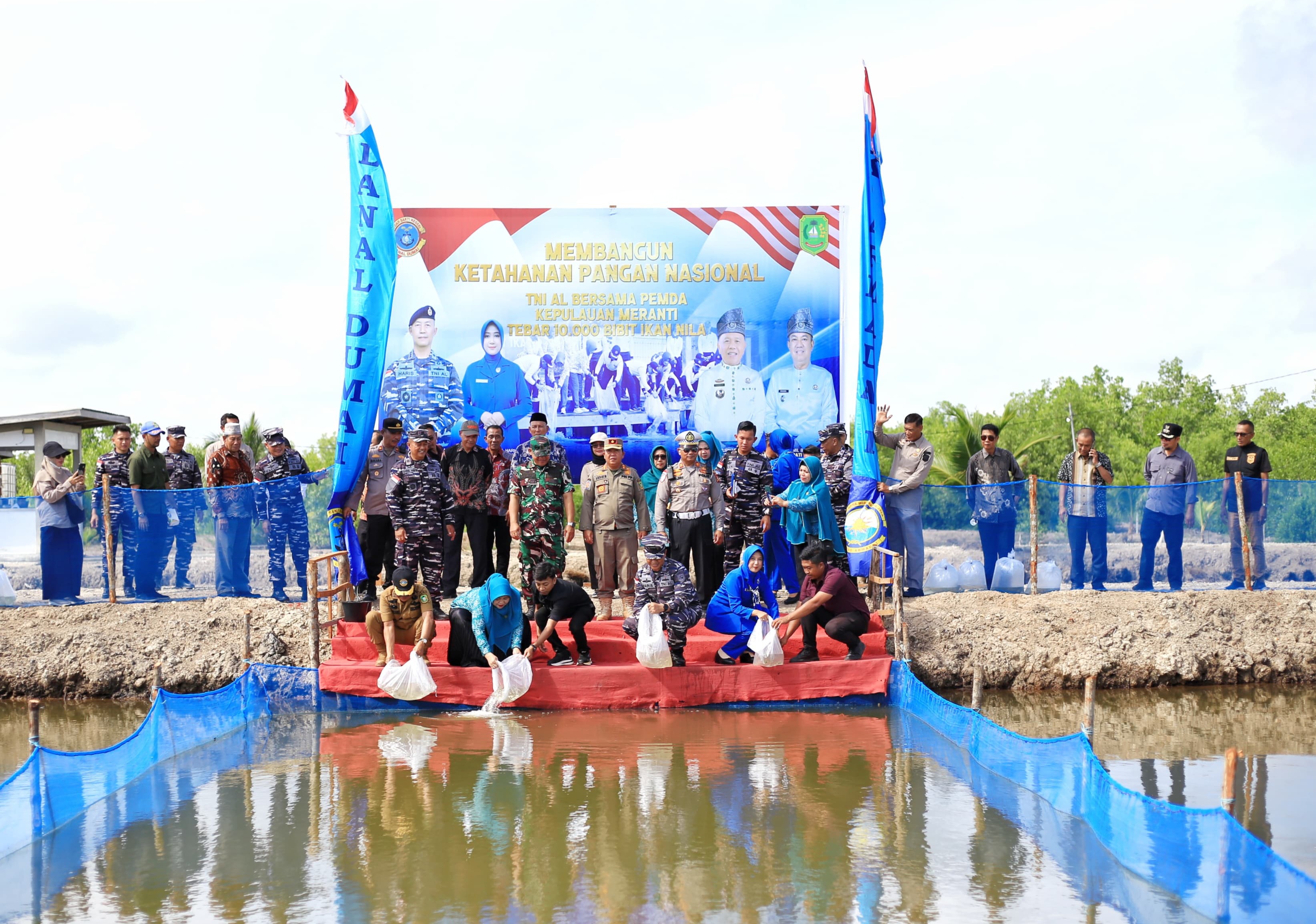 Bupati Kepulauan Meranti Lihat Gedung Pos TNI AL Selatpanjang dan Tebar 10 Ribu Benih Ikan Nila