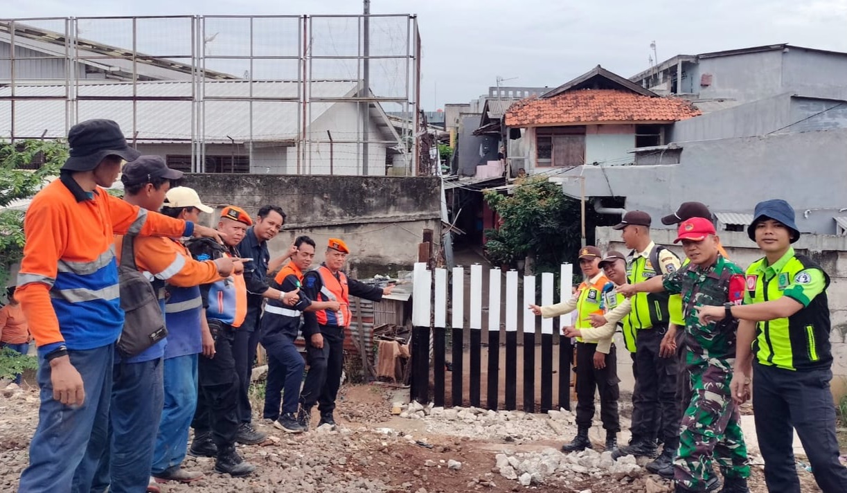 Tingkatkan Keselamatan Perjalanan Kereta Api, KAI Daop 1 Jakarta Tutup Perlintasan Liar di Bekasi Jabar