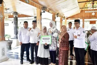 Ketua TP-PKK Batang Hari Serahkan Bantuan pada Korban Terdampak Bencana