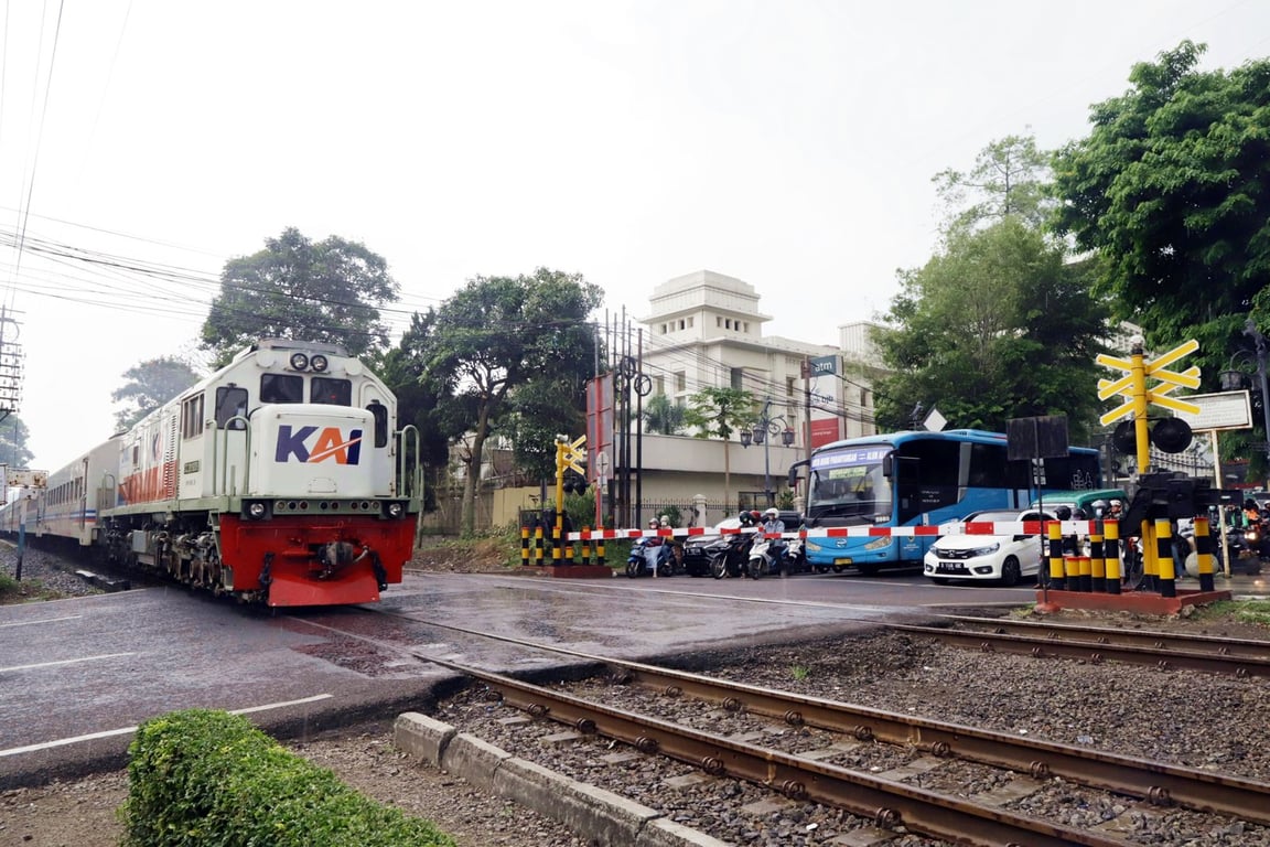 Berhenti Sejenak Kala Lewati Perlintasan KA Demi Keselamatan Bersama