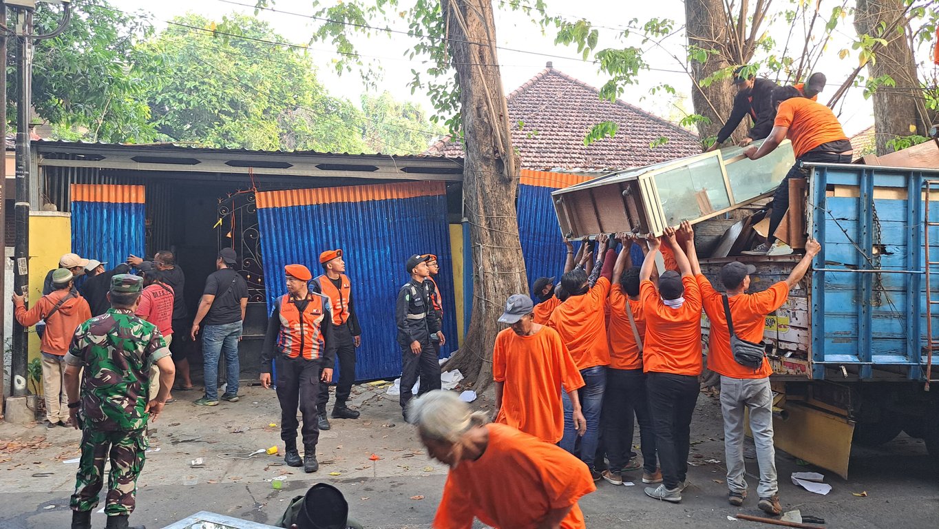 Selamatkan Aset Negara Bernilai Miliaran Rupiah, KAI Daop 8 Surabaya Tertibkan Rumdis di Jalan Tapaksiring