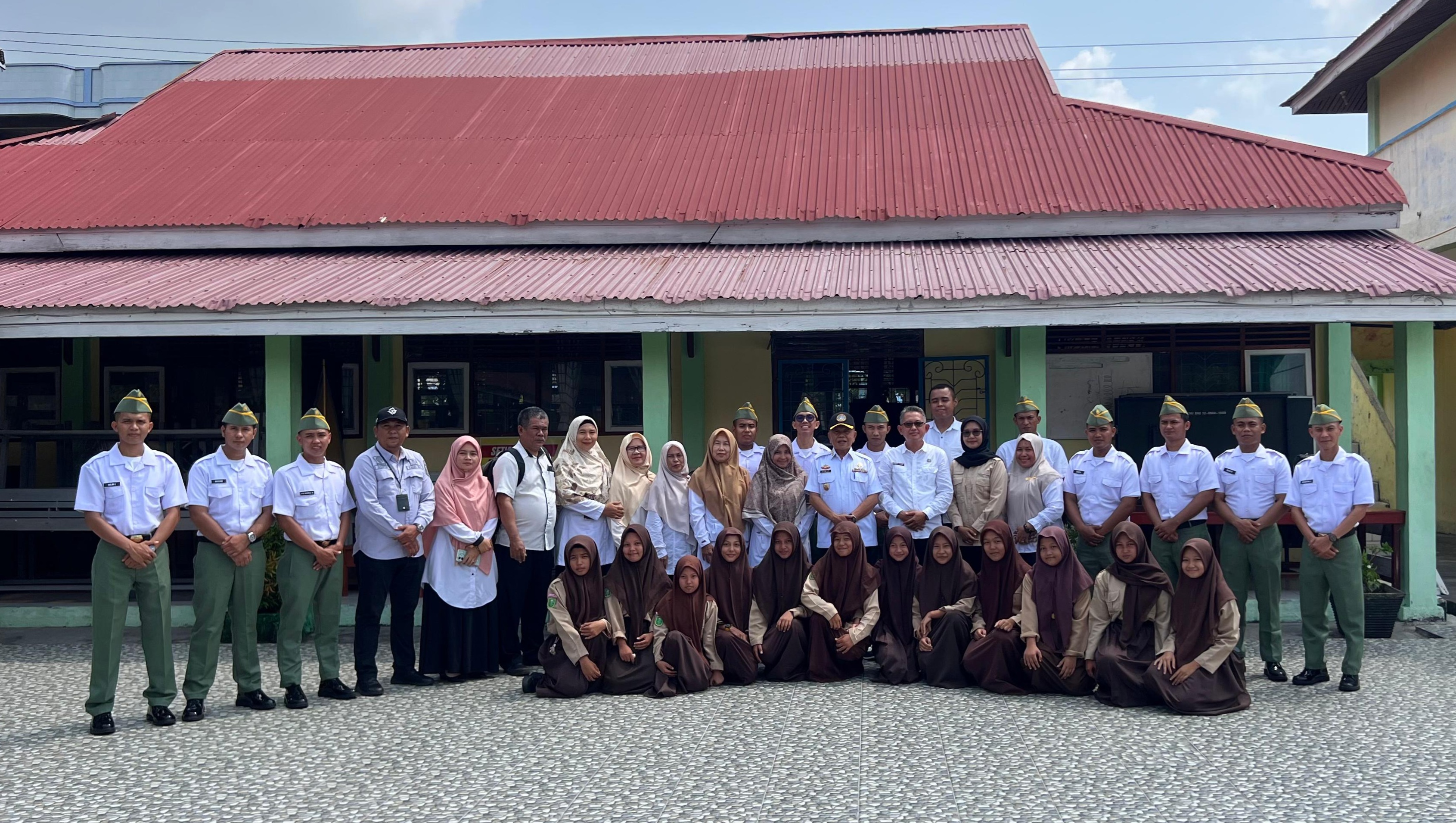 Tinjau Program Makan Bergizi Gratis di SMPN 2 Selatpanjang, Ini Harapan H Asmar