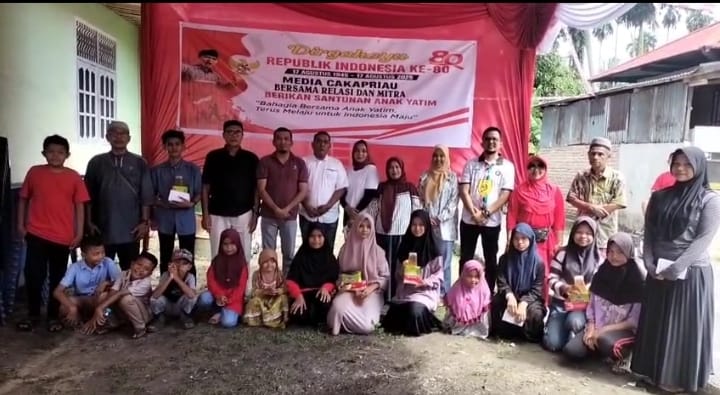 Dihadiri Camat Pinggir, Media cakapriau.com Santuni 45 Anak Yatim di HUT RI ke 80