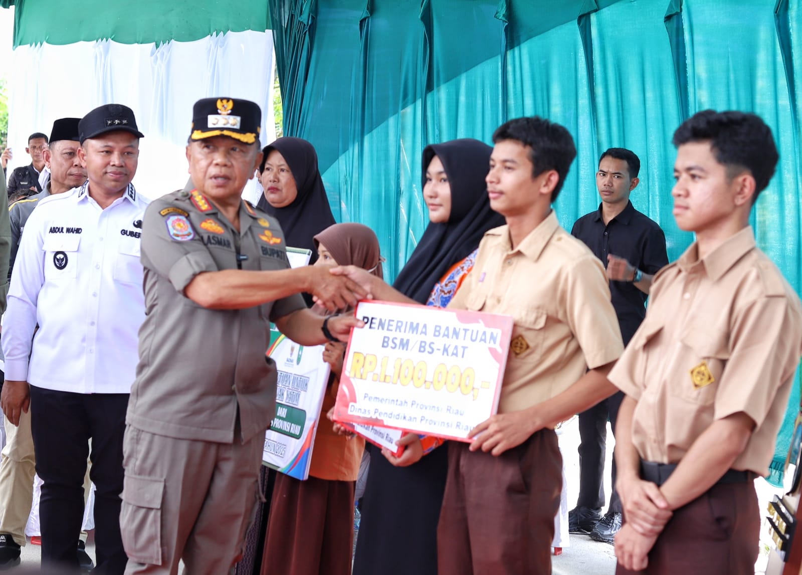 Gubri Resmikan GPM, Serahkan Bantuan Rumah, dan Lihat Jembatan PS di 'Kota Sagu'