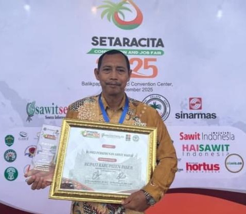 Replanting Sukses, Bupati Paser Raih Penghargaan Predikat Bupati Sawit Rakyat