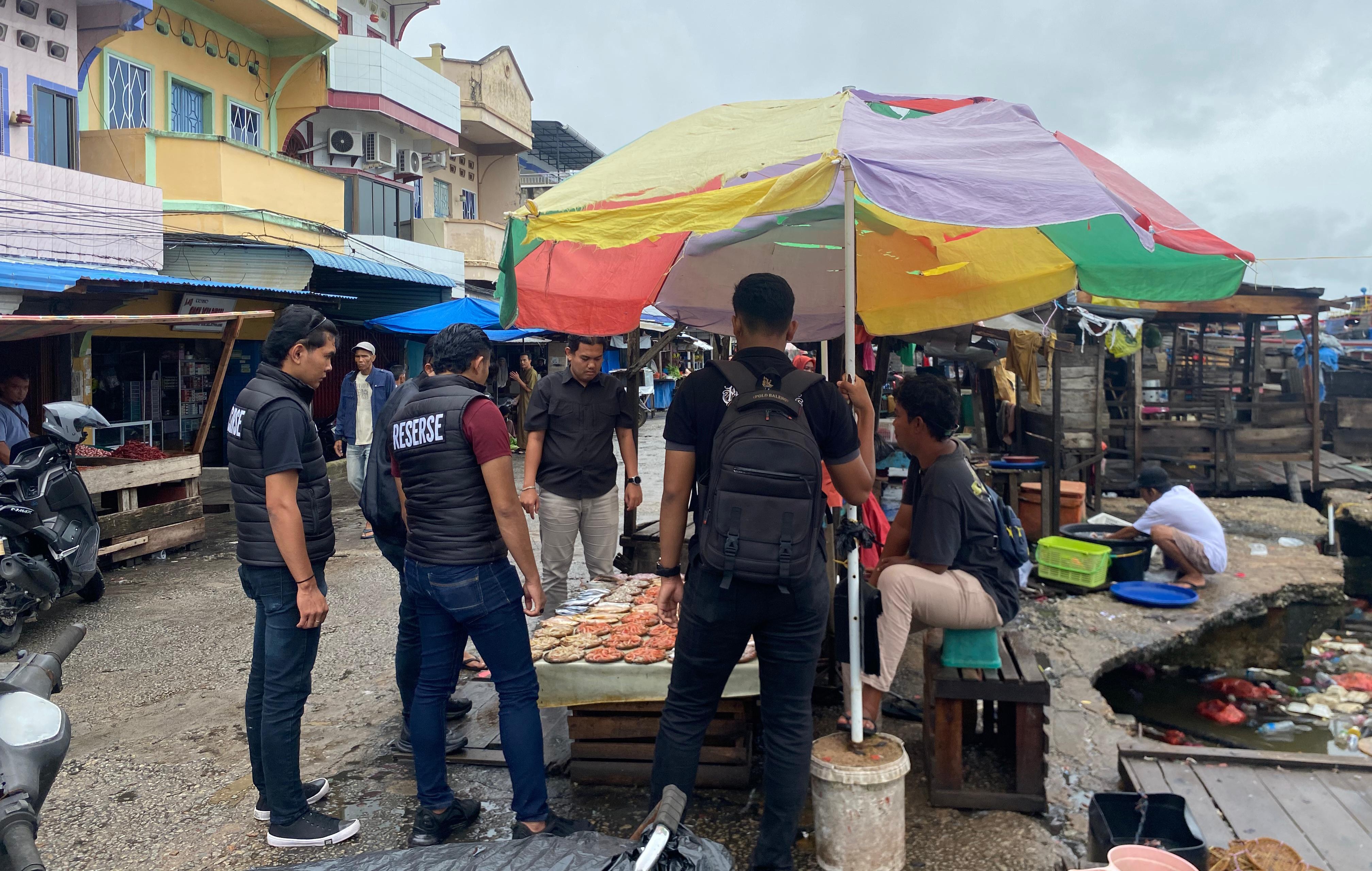 Gercep, Polres Kepulauan Meranti Cegah Rabies Monitoring Peredaran Daging Anjing di Pasar