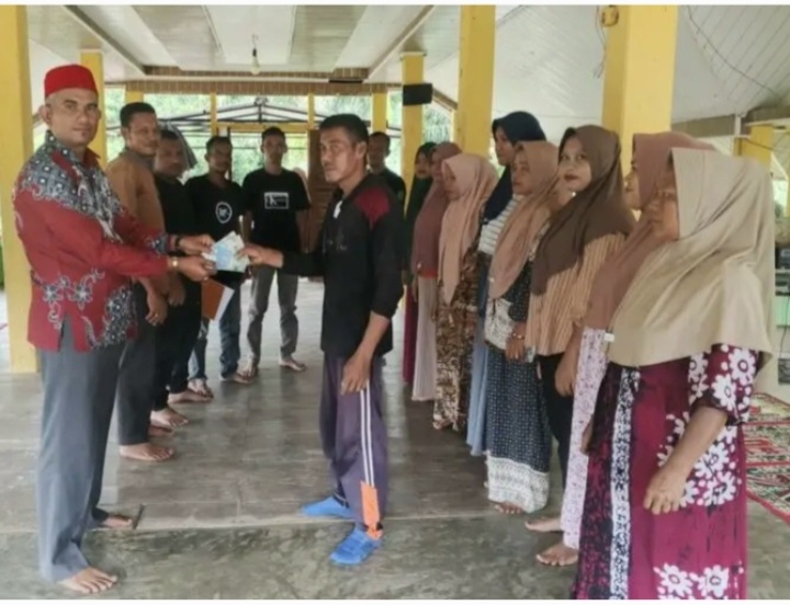 Pemdes Seuneubok Tuha Serahkan PAD Hasil Kebun Sawit Bagi 166 KK Fakir Miskin