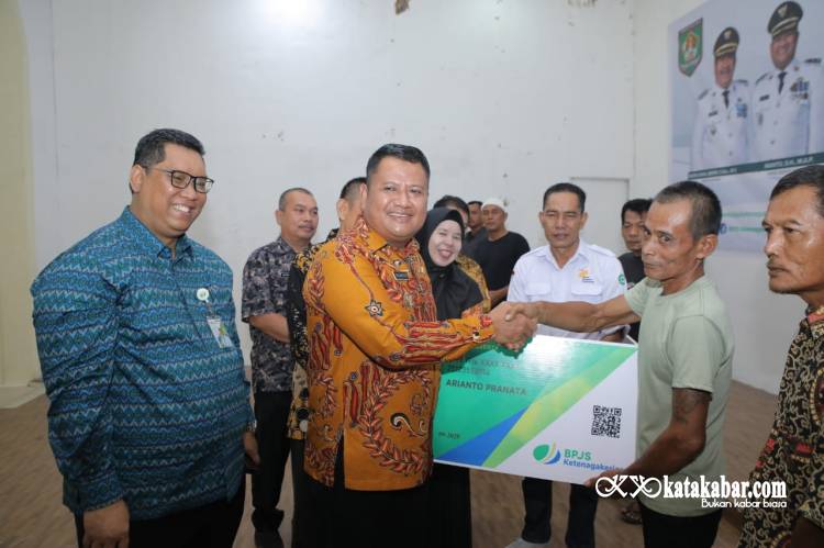 4.900 Pekerja Rentan di Asahan Dapat Kartu BPJS Ketenagakerjaan dari Wakil Bupati Rianto