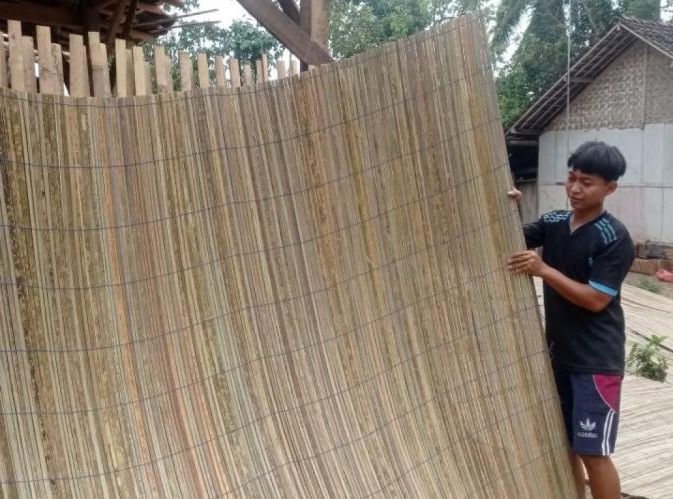 Wuih! Sulap Pelapah Sawit Jadi Krey, UMKM Hasilkan 'Cuan' Miliaran Rupiah di Lebak