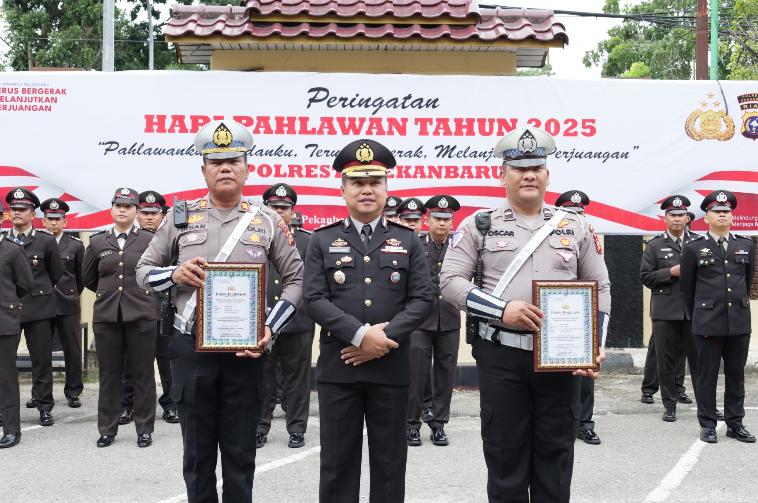 Aksi Heroik Bantu Warga Sakit Terobos Macet 2 Anggota Satlantas Pekanbaru Diganjar Penghargaan