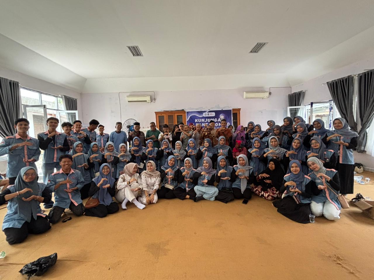 DEMA FEIS UIN Suska Riau Aksi Peduli Sambangi Panti Lansia Husnul Khatimah Pekanbaru