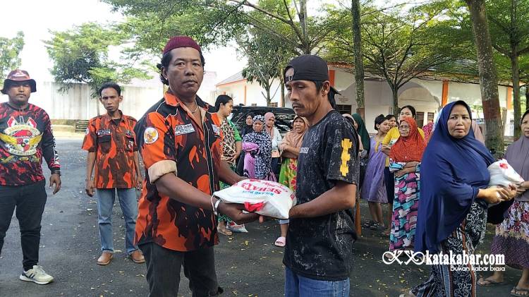 Pemuda Pancasila Medan Denai Salurkan 114 Karung Beras untuk Warga Terdampak Banjir