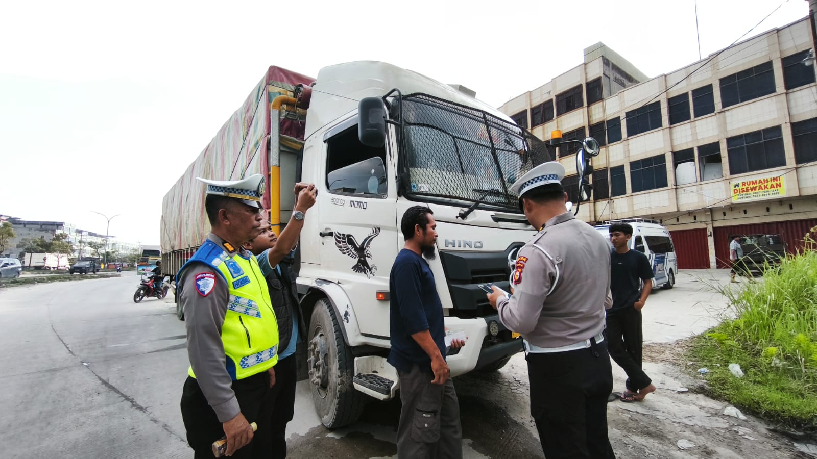 Ditlantas Polda Riau Tertibkan Angkutan Barang Jelang Nataru