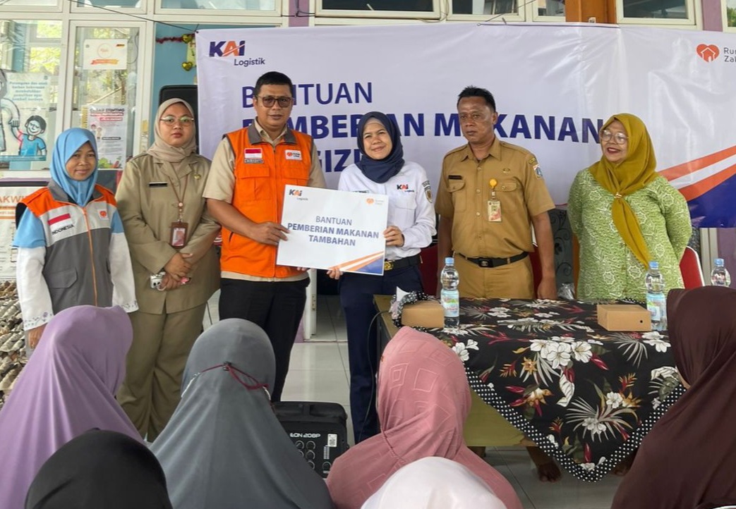 Peringati HGN, KAI Logistik Distribusikan 300 Paket Gizi Untuk Masyarakat di Marunda