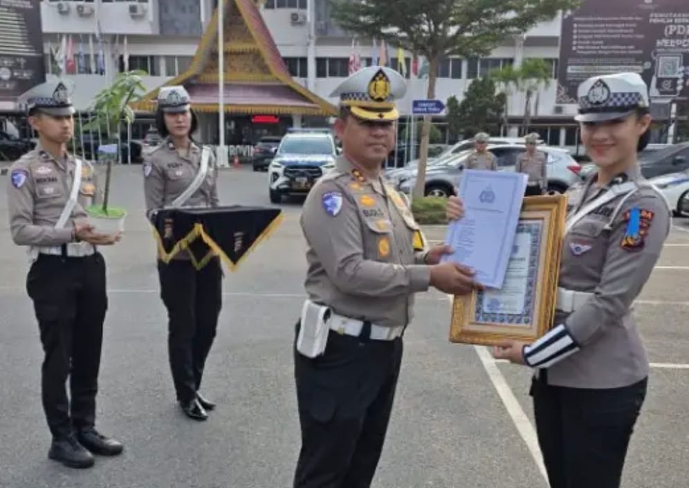 Harumkan Nama Institusi di Ajang Nasional, Bripda Jessica Diganjar Penghargaan dari Ditlantas Polda Riau